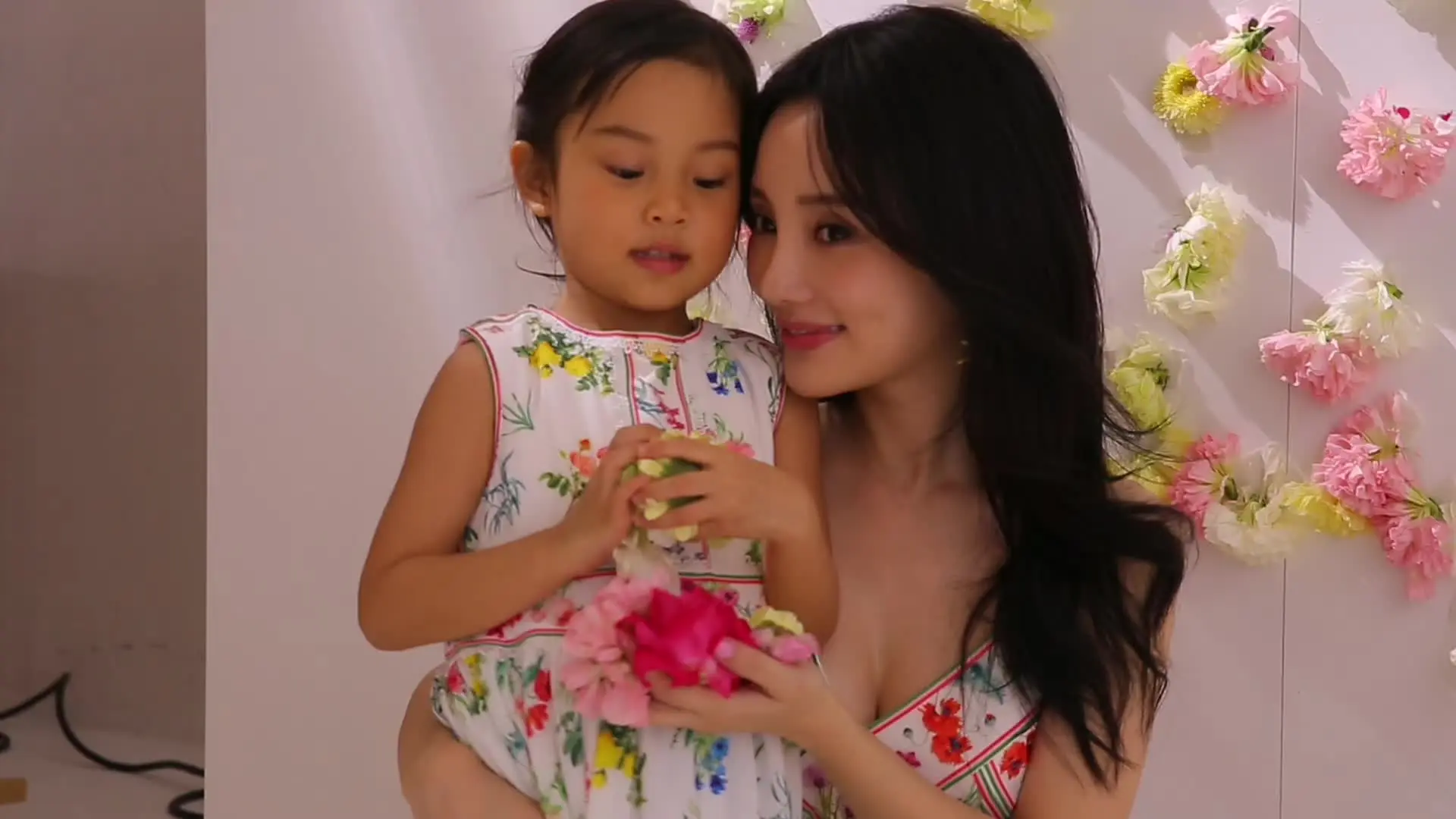 和女儿的写真花絮，她真的是个好妈妈