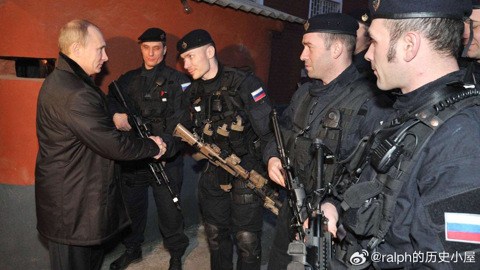2011年2月7日普京访问Гудермес与俄罗斯联邦安全局阿尔法小组成员握手历