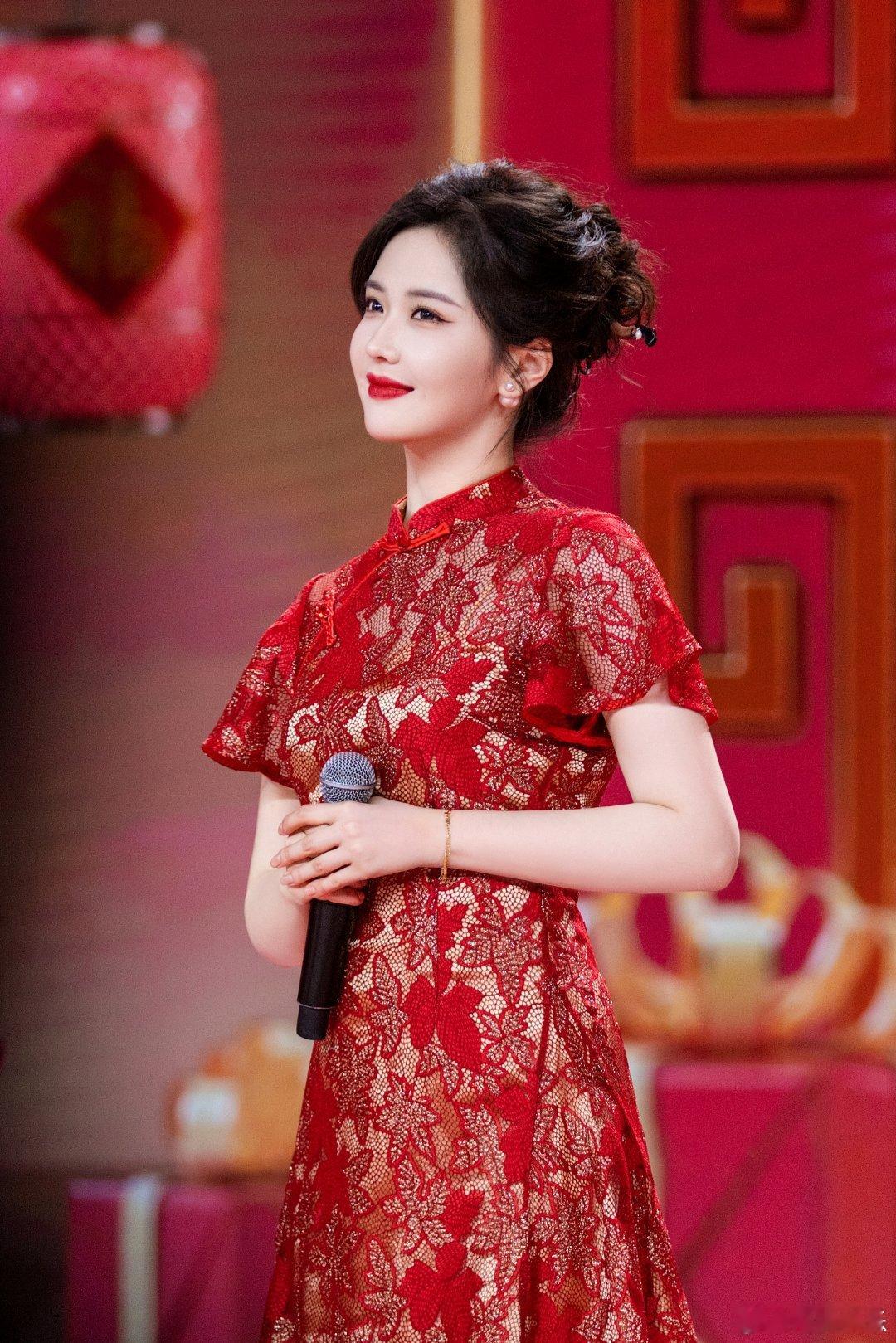 #转发接龙开新年##硬糖少女303##王艺瑾# 今日份糖妹新鲜物料王艺瑾龙腾虎跃