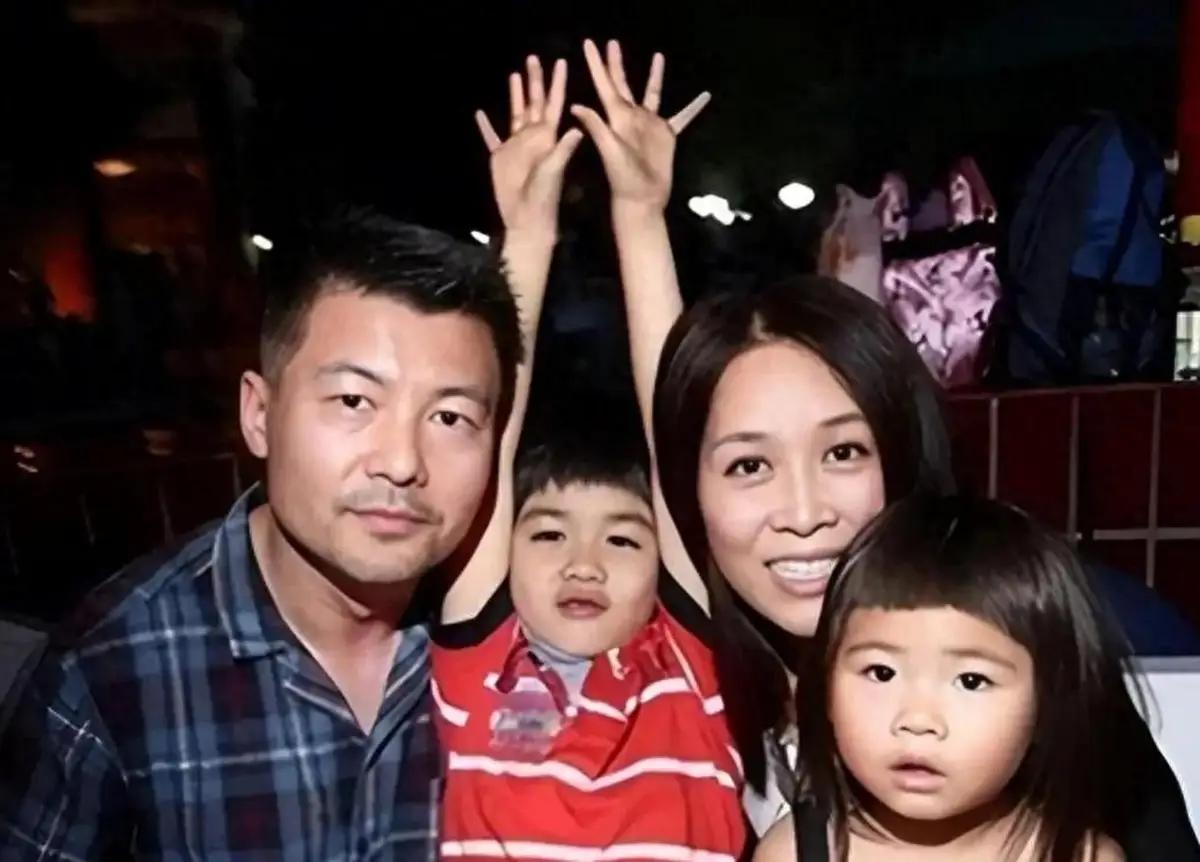 那英跟现任老公孟桐是怎么走到一起的呢？要说那英情路也真是坎坷！

孟桐算是那英的