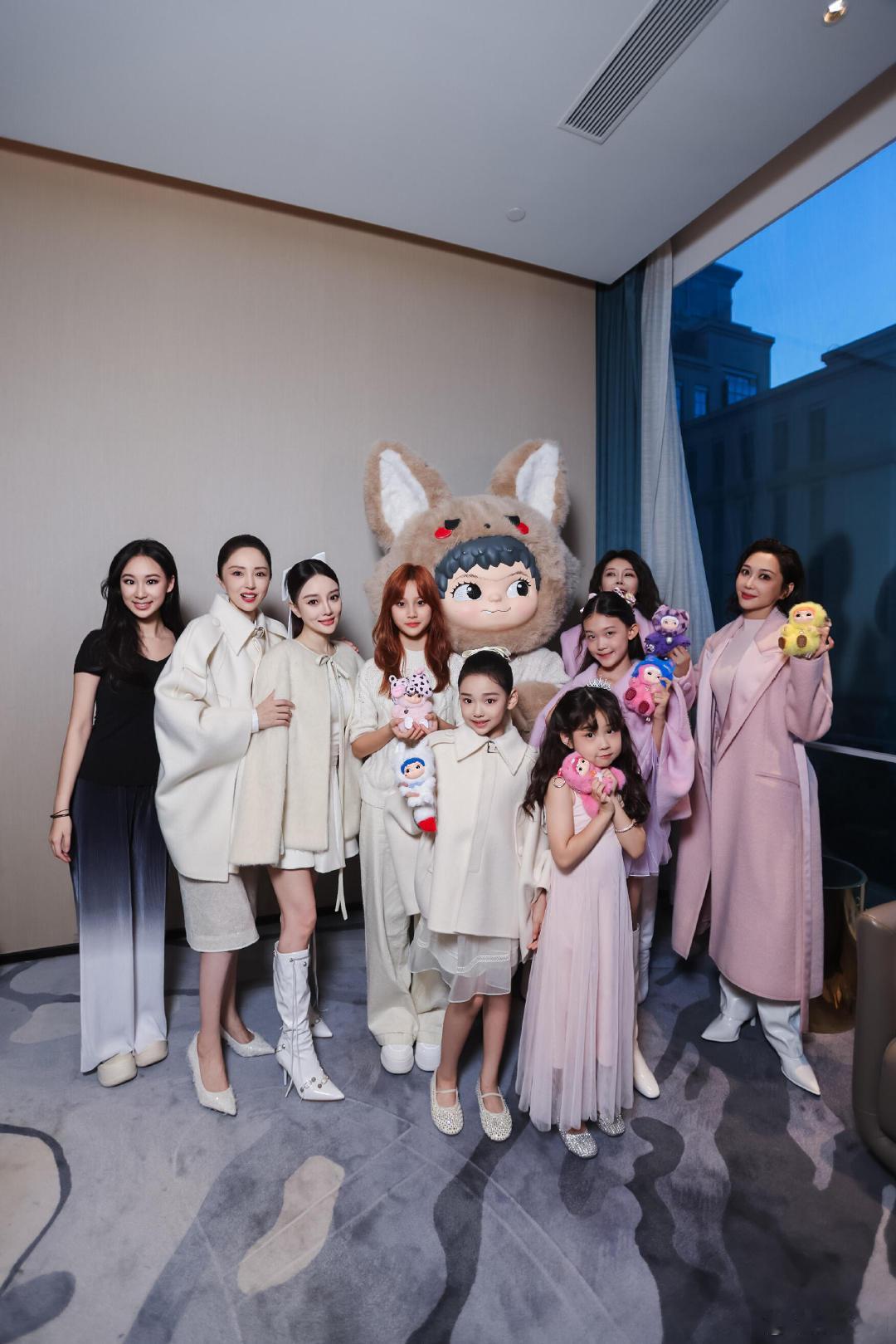 甜馨小酒窝合照甜馨小酒窝的合照来了，董璇李小璐将女儿都培养得很优秀啊。甜馨小酒窝