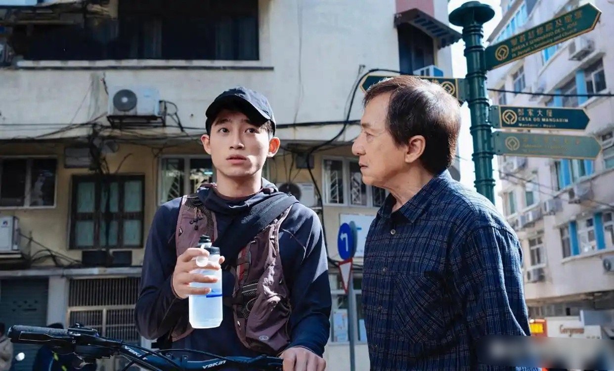 72岁成龙新片《捕风追影2》10月开机，连拍两部动作大片，实力令人折服 ​​​