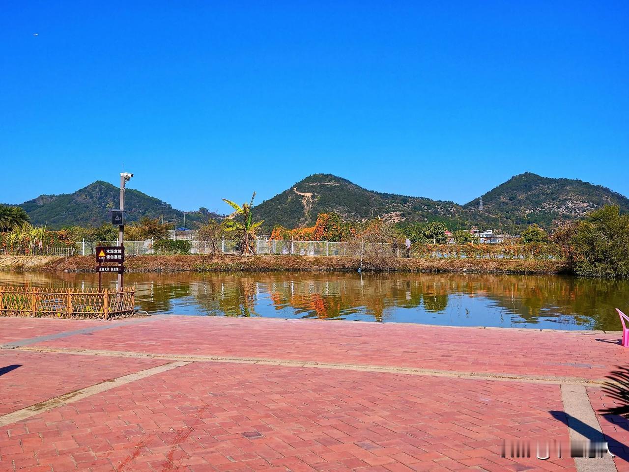 漳州市龙海埭美古村陈氏祖堂前是红砖大埕，前面一条河蜿蜒而过，环绕整个村子，远方笔