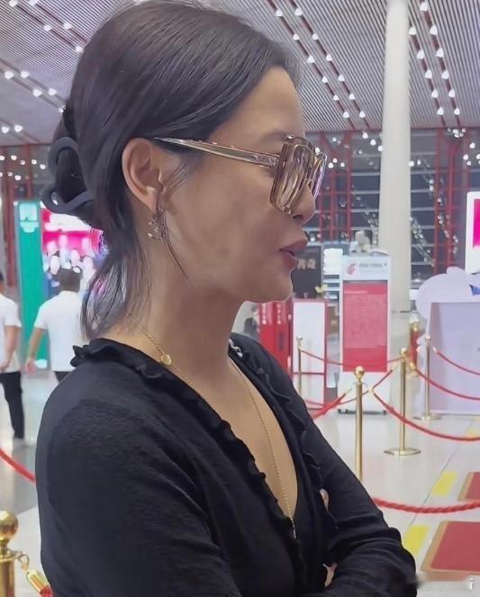 没想到路人镜头下的辛芷蕾长相特别普通，特别是没有化妆的她，看起来就像街上的大妈。