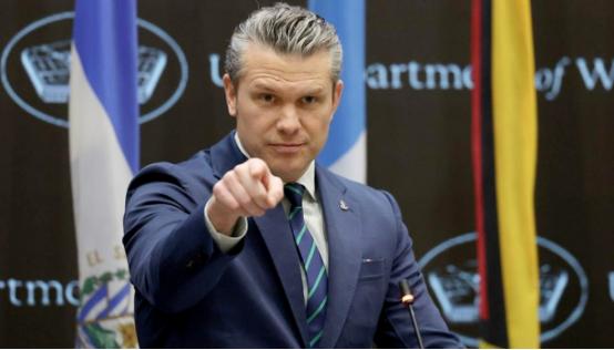 美军这回真是出了大新闻，据美国匿名官员爆料，国防部长赫格塞思直接绕开所有规矩，把