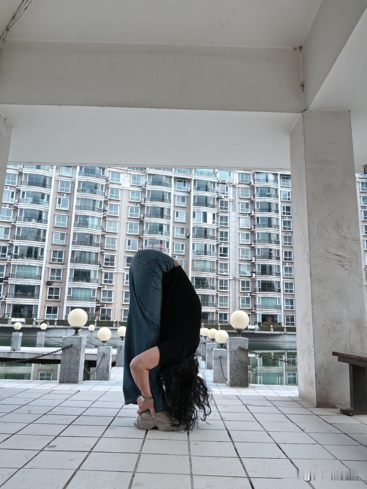 年复一年日复一日的锻炼，体内分泌的多巴胺内啡肽快乐因子且不说，把自己折腾的作息规