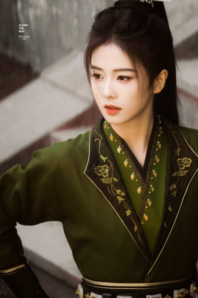 白鹿唐宫奇案绿服look  白鹿唐宫奇案绿服俊俏公子  在《唐宫奇案》中，白鹿的