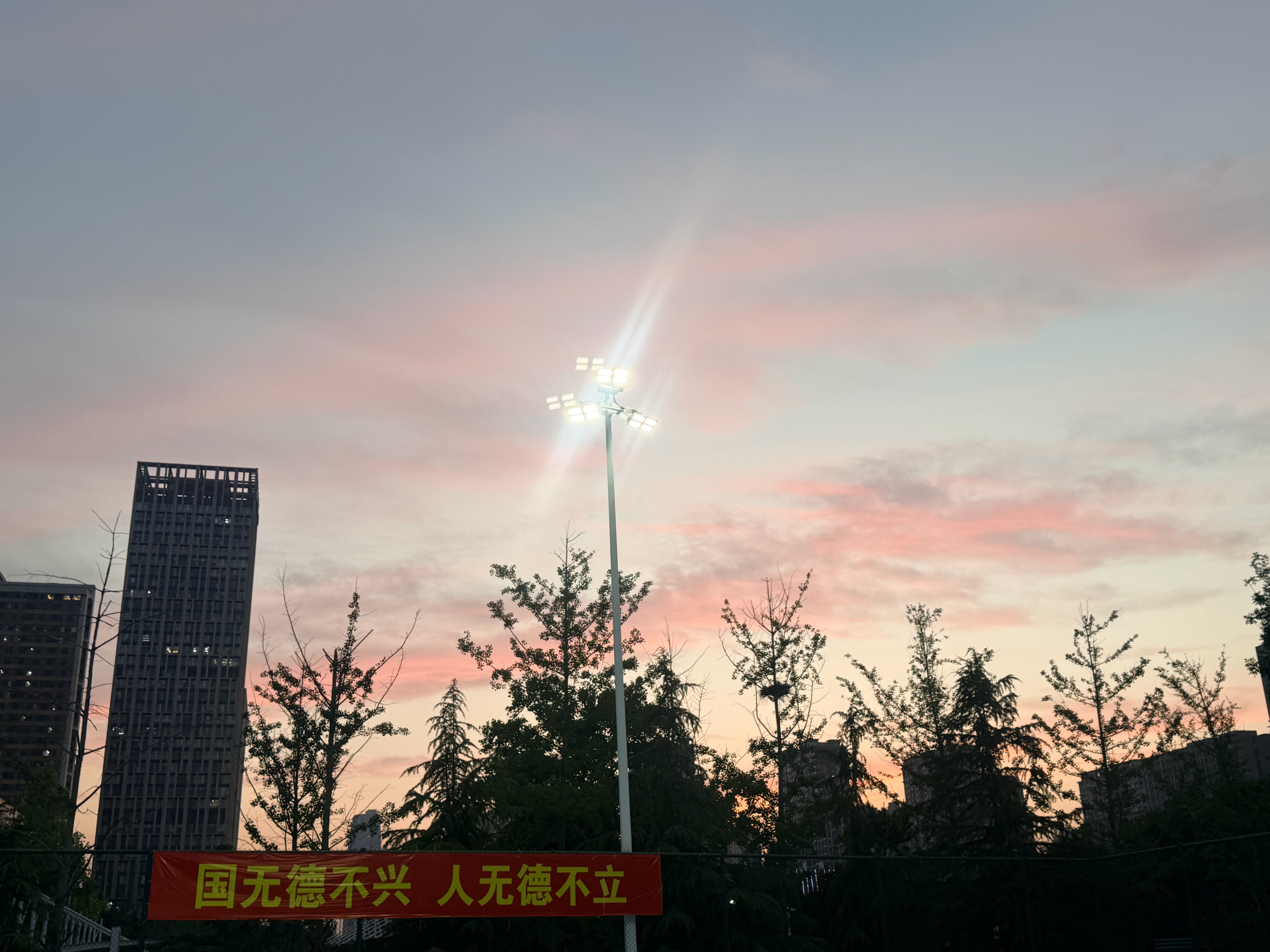 有时深知太纯粹不是一件好事但始终很难做到 无所谓大抵是改不掉了，所以，风大收伞未