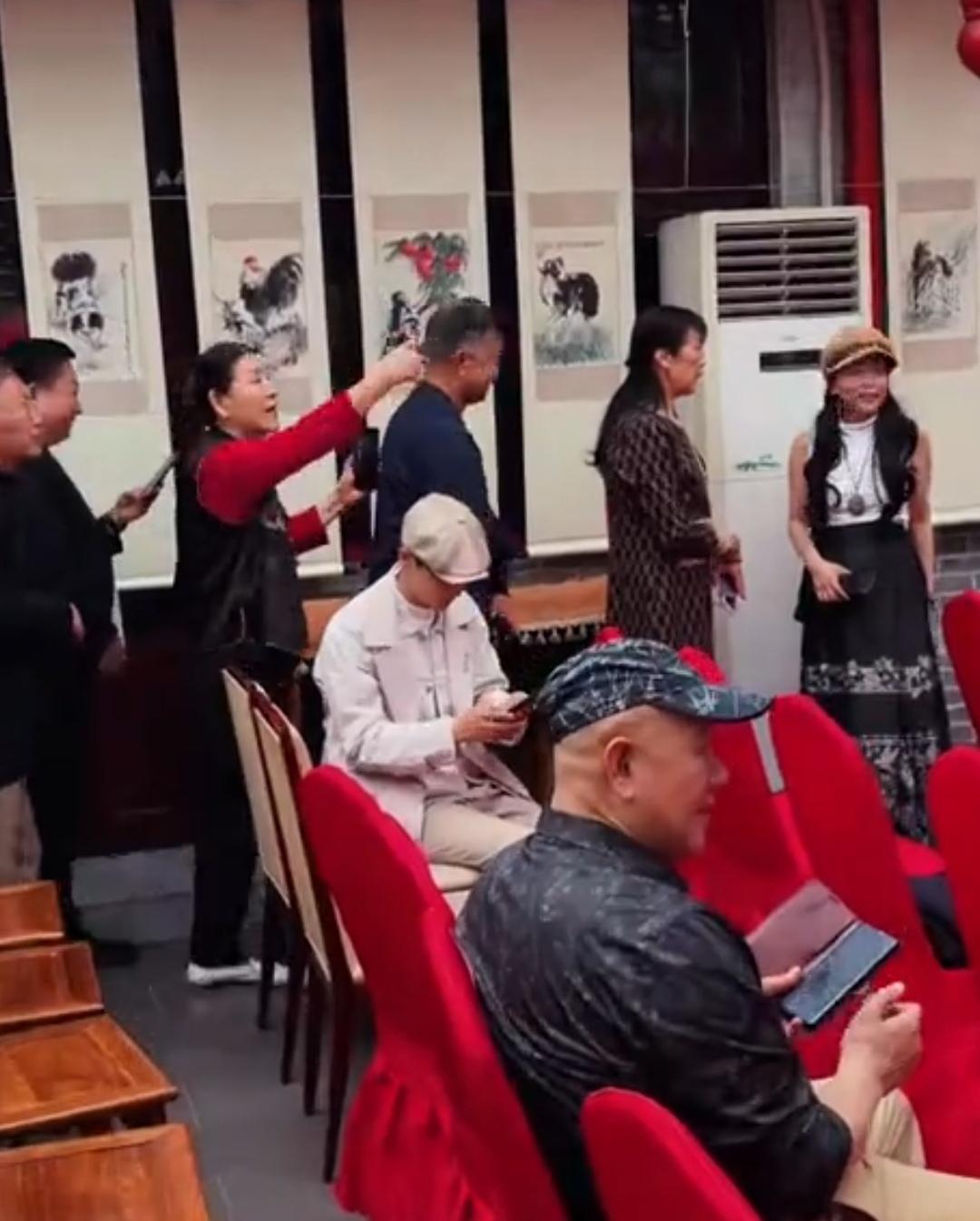 沈巍被艺术家们推波助澜，他们也会“猎奇”沈巍，希望他多讲话，希望他能提到自己，如