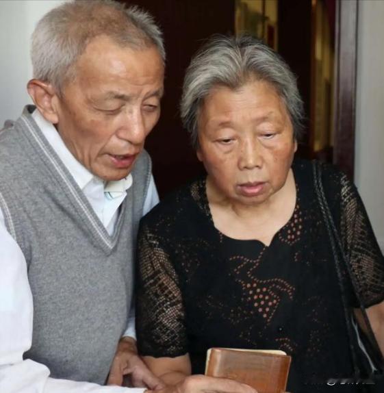 2013年，61岁的知青刘宝华重返米脂县，看望初恋马凤兰。意外发现凤兰竟然给他生