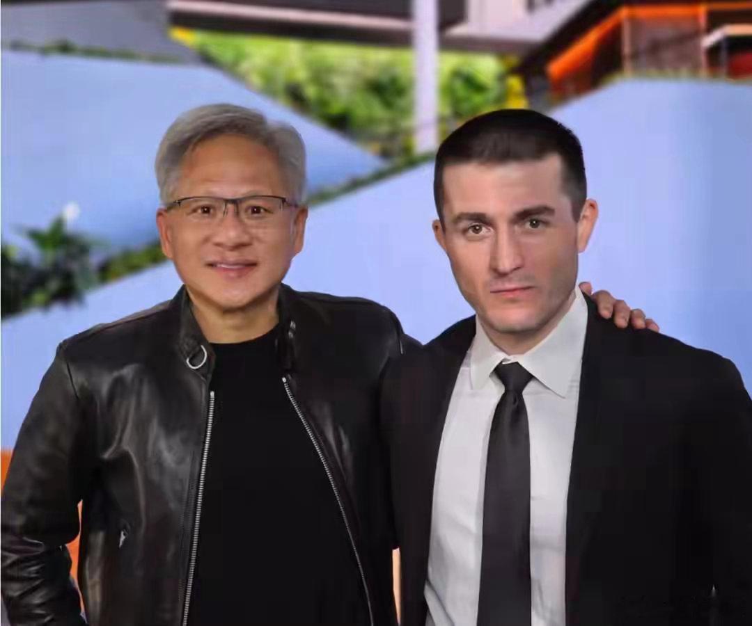 年过六旬的黄仁勋发丝渐染霜白，偏偏长着一张稚气娃娃脸，完全看不出真实年纪，精气神