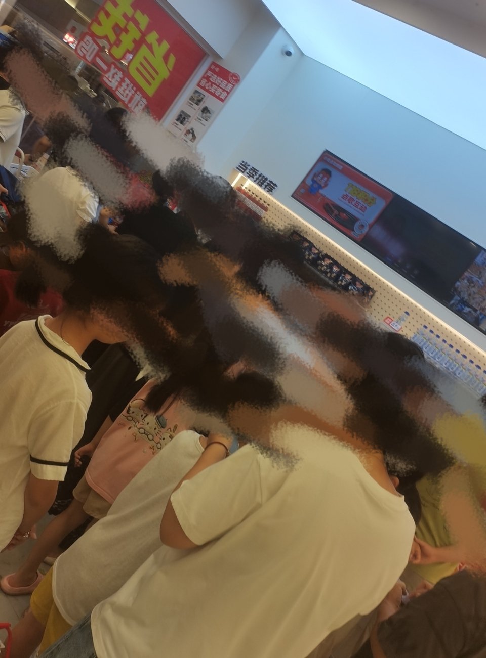 已经后悔出门了，嗯，每次来台风这零食店能看吗？ 
