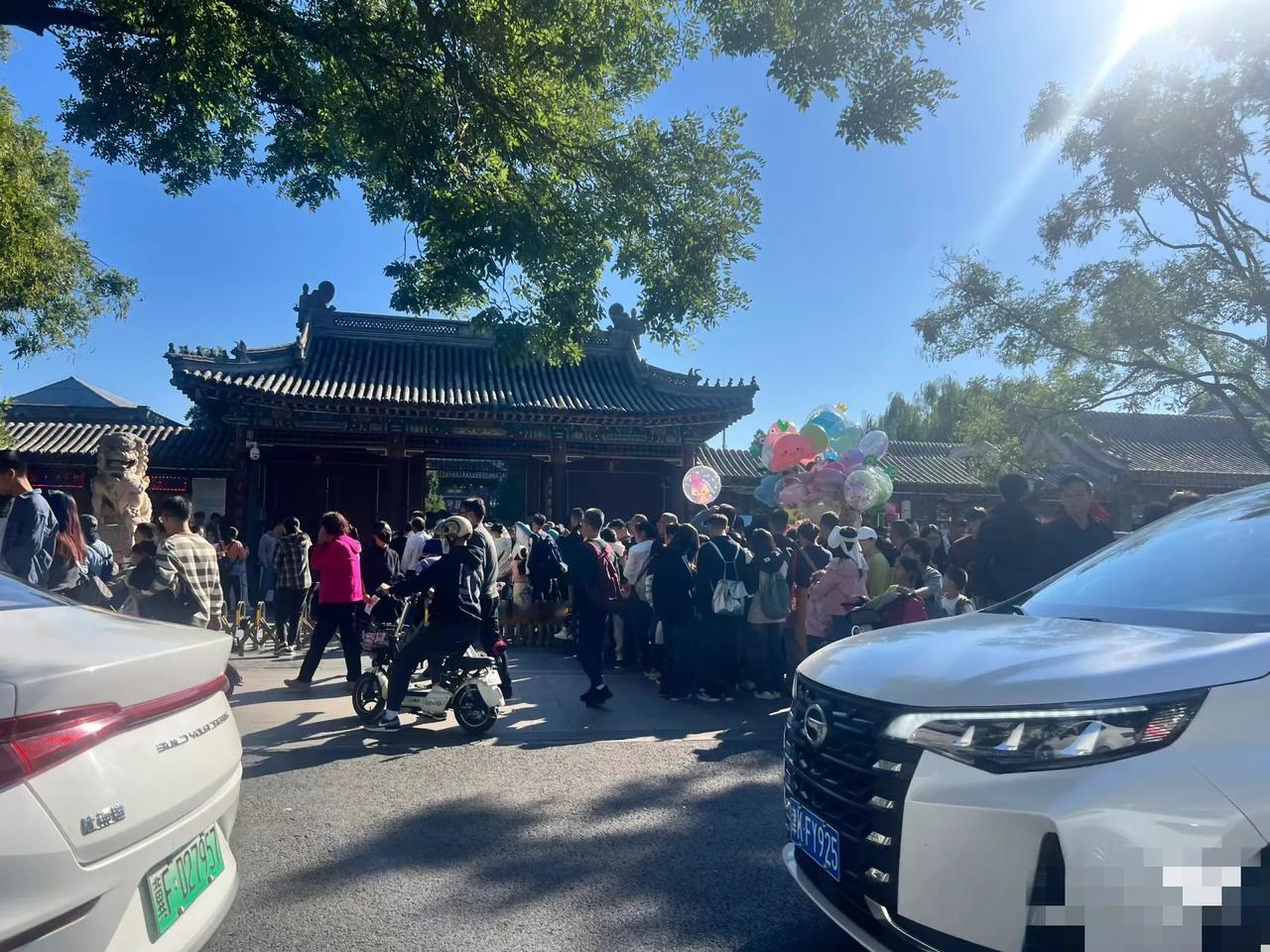 国庆假期的保定到处都是人人人，太火爆了！
 十一国庆假期的保定又被游客挤爆了，没
