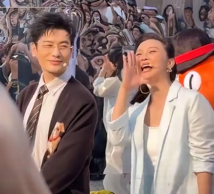 黄晓明和王艳一场青岛活动同框，直接引爆热搜。

9月19日晚，两位青岛老乡回乡站