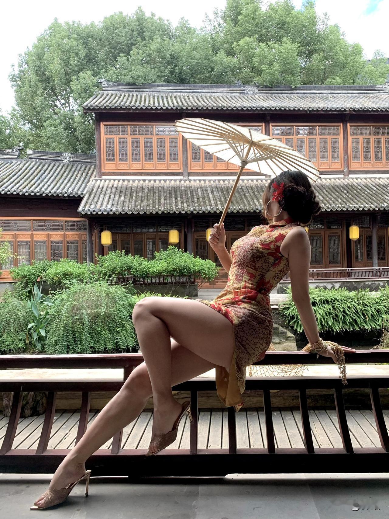 美图欣赏，看图写诗，情感解读

《江南旗袍梦》
七言绝句：
檐下回廊映碧苔，
伞