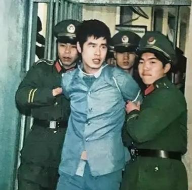 这是1987年12月，武进化肥厂财务科长，蒋正国被押赴刑场的一张照片，镜头中的他