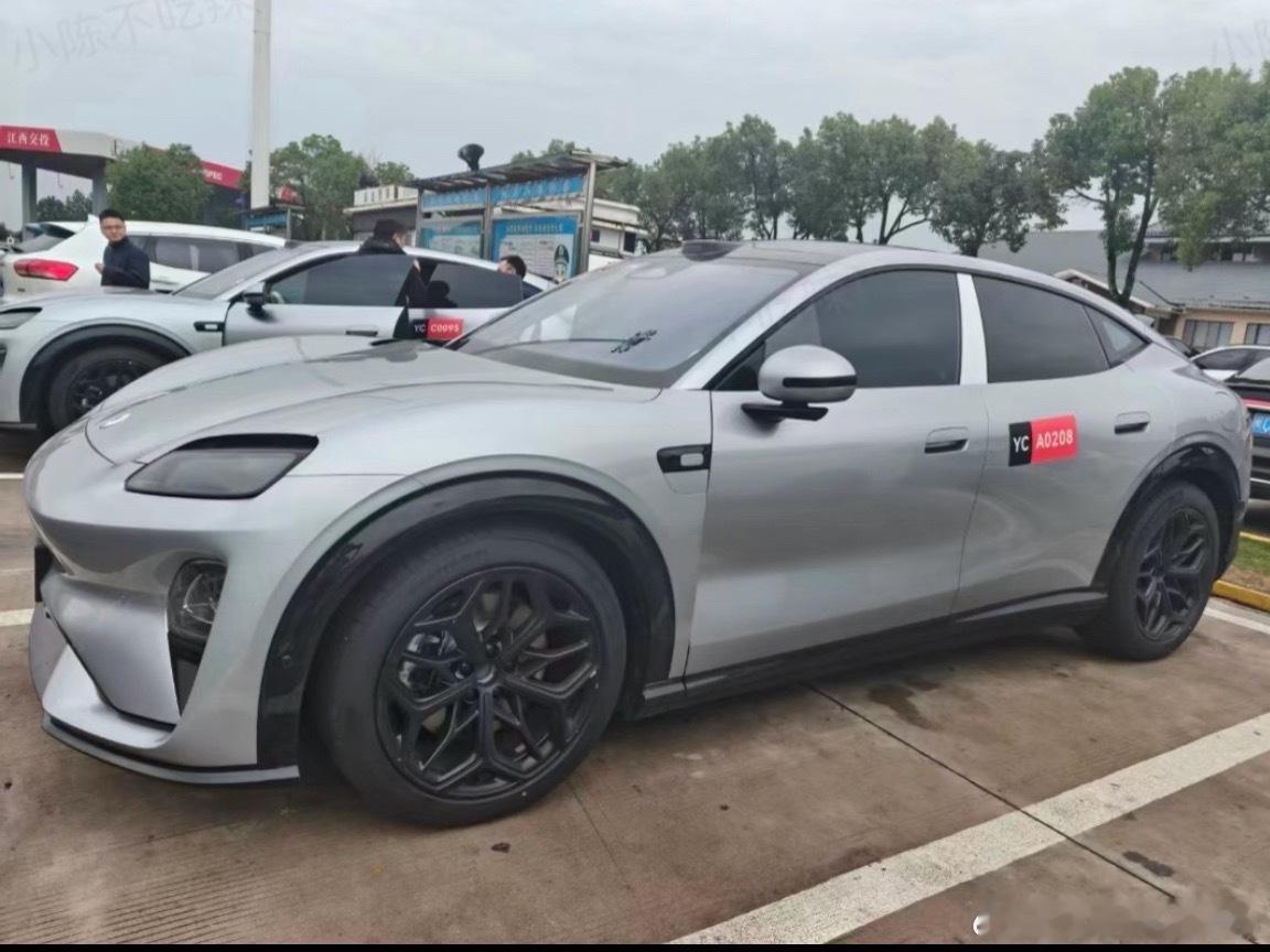赛豆 AIVA ME7 国庆也出逃了吗？拍照的可能在近距离用广角拍的，远些拍一定