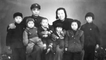 1961年，开国中将吴信泉与他的妻子和12个孩子，一起拍下了这张全家福，吴将军一