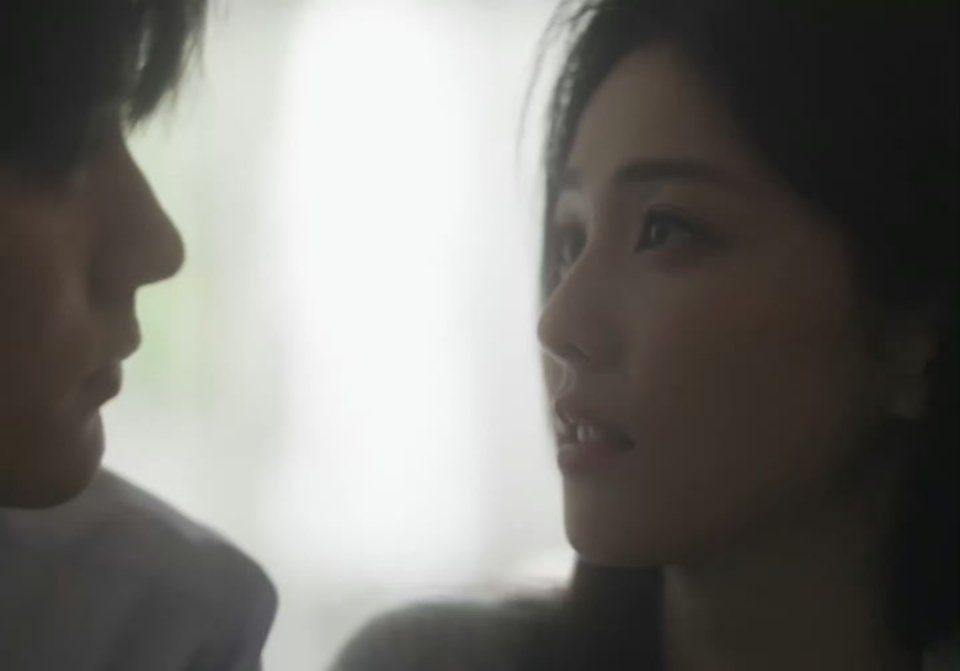 白鹿周翊然合作透明爱人MV📹刚看完《透明爱人》MV，镜头里的对视好有氛围感～阳