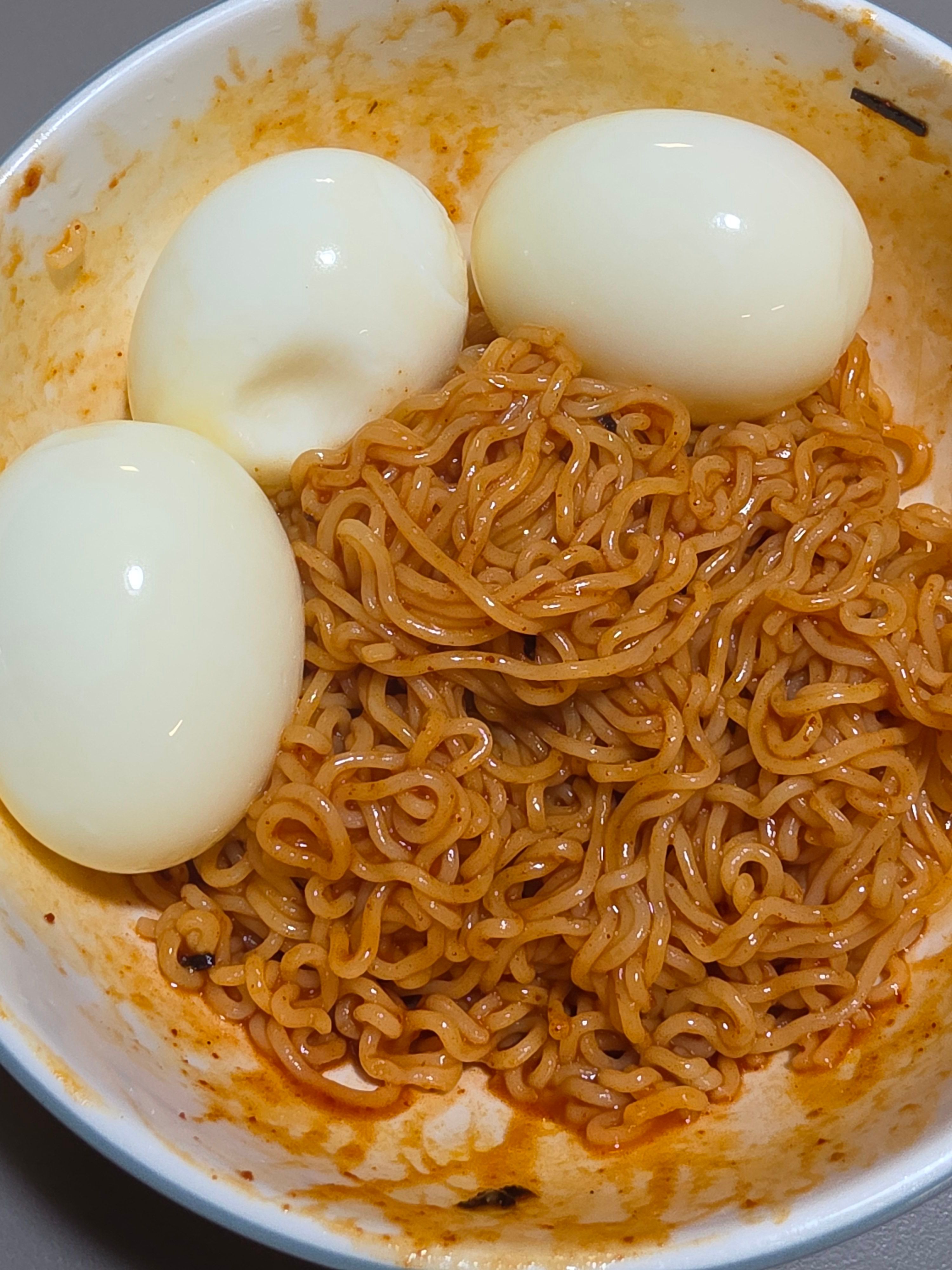 我家猫咪又自己做炸酱面吃了[拜托]🐱 ​​​
