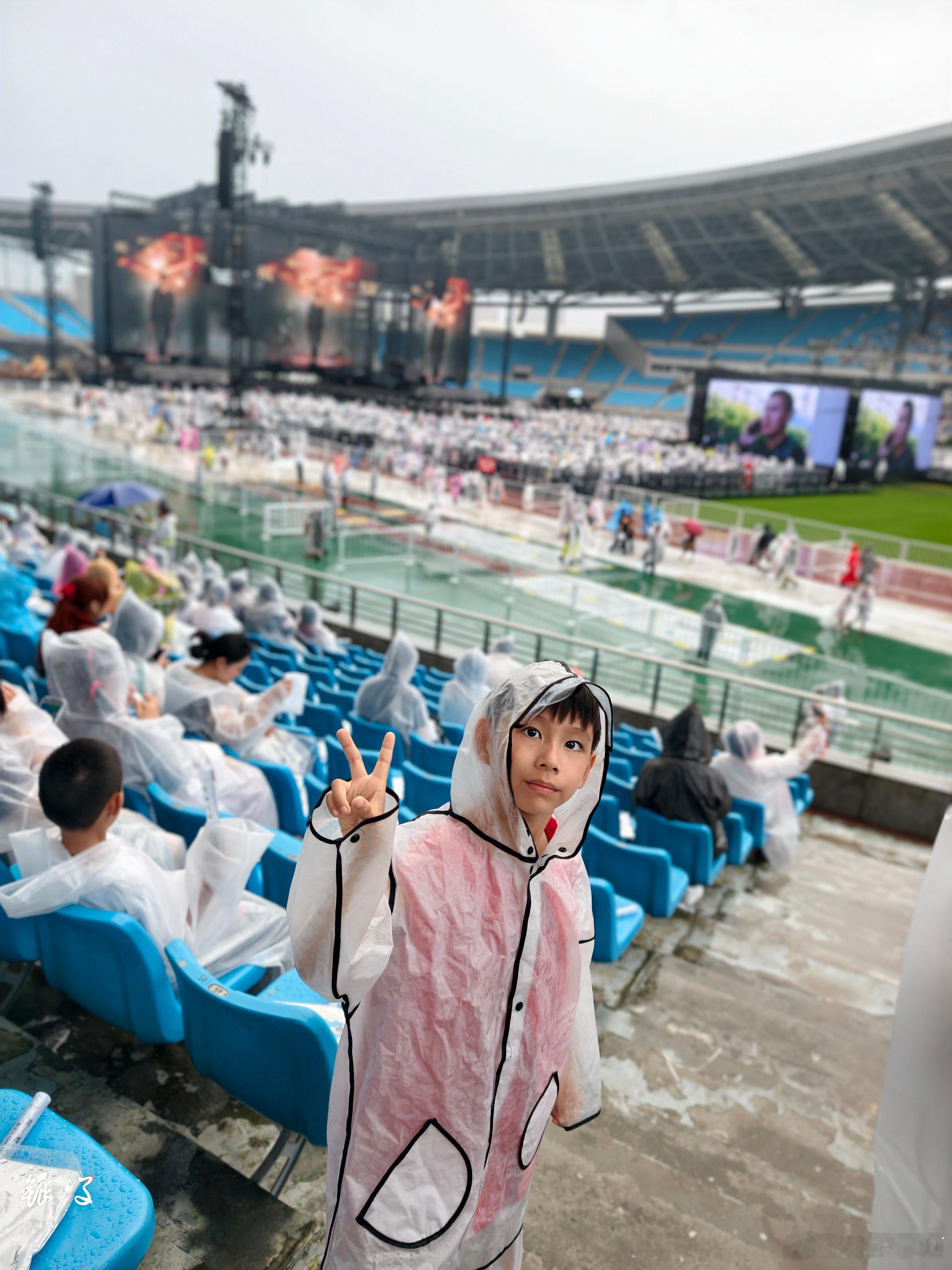 合肥雨停停停停停停停陈楚生彩排圈粉路人[音乐]陈楚生荒芜之境合肥站 