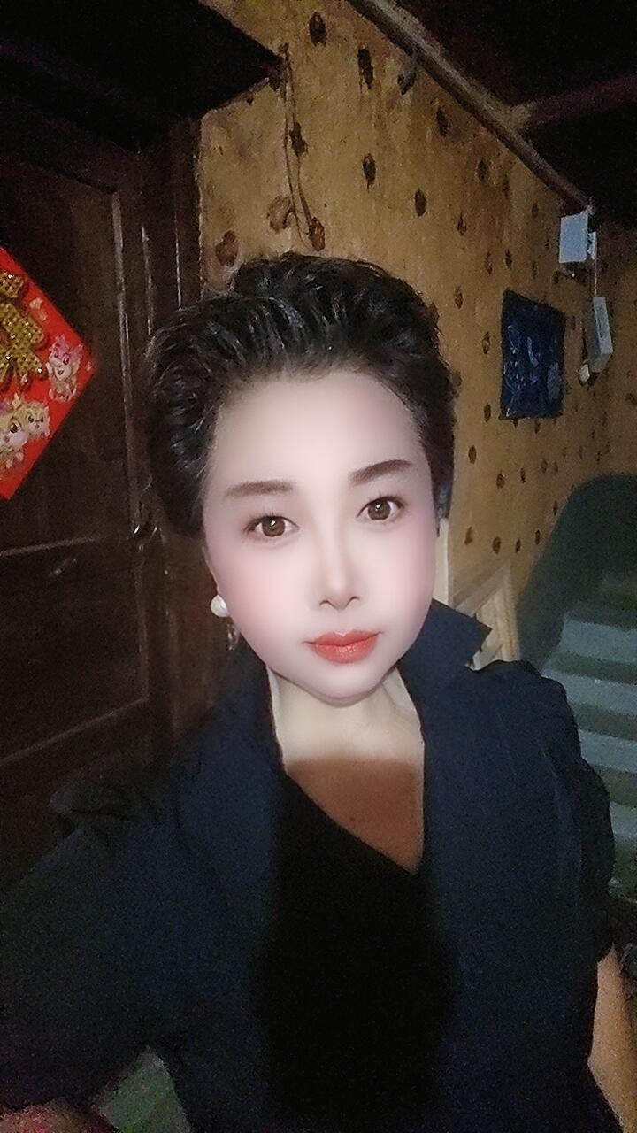 外界纷纷扰扰，守住内心的分寸与体面，便是最好的状态。
环境可以简朴，人的风骨不能