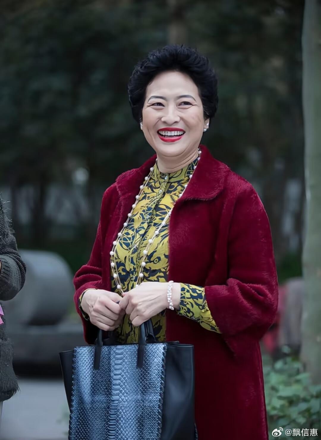 薛甄珠为什么又翻红了现实里很多时候都要劝自己懂事隐忍，而她敢直接站出来护犊子不劝
