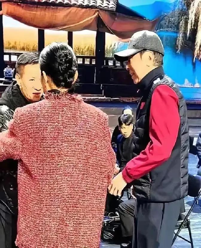 央视连重播都不给，这台春晚捅了谁的马蜂窝？强力要求央视总台播放银龄春晚，和文化艺