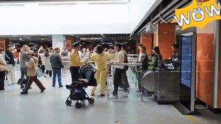 那个要反客为主了吗？
25年11月5日广州14号线嘉禾望岗换乘上楼扶梯的过程中，