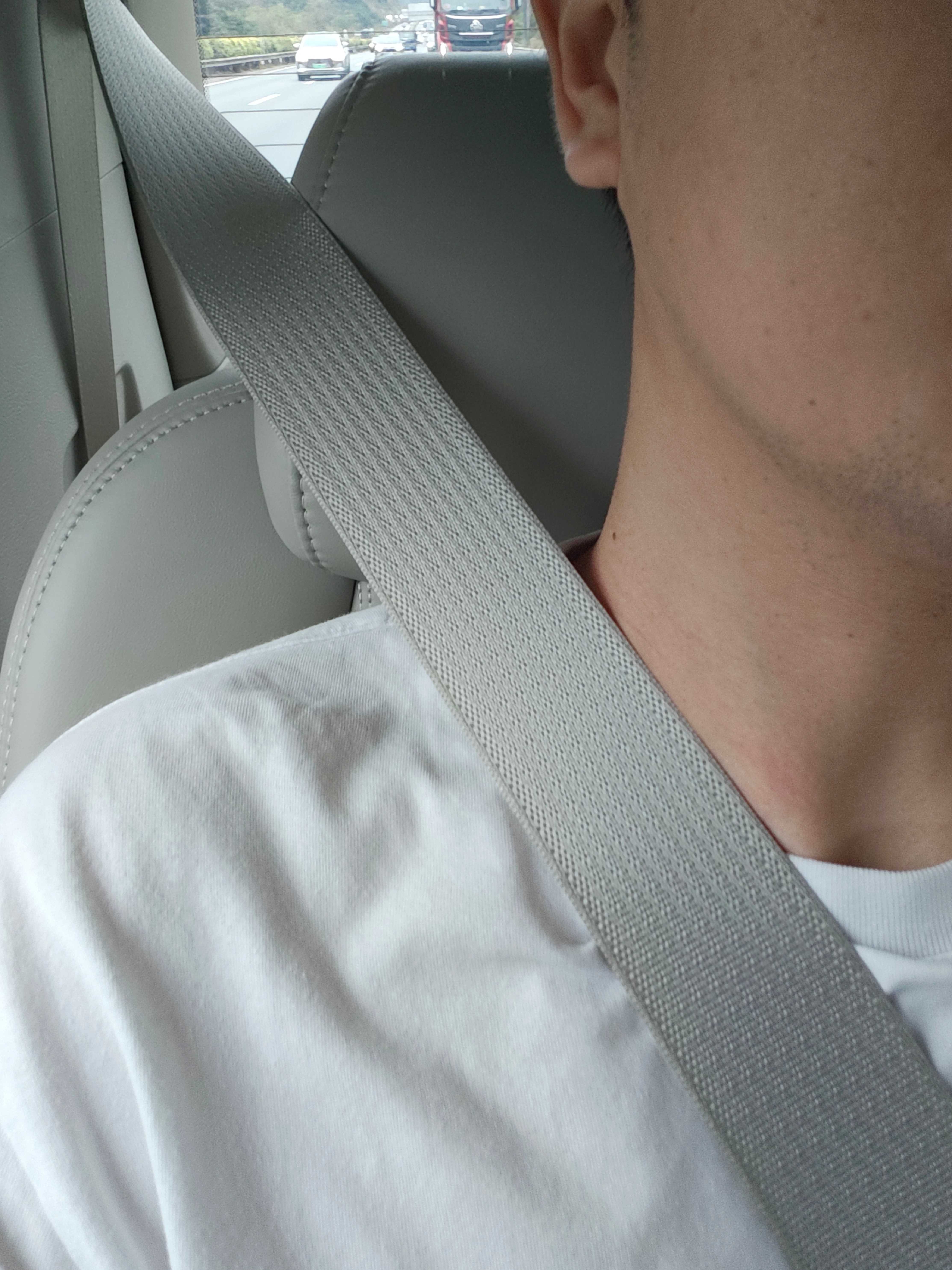 第一次长时间坐GL8(胖头鱼)第三排前后排动态一致性还可以，第三排的震动传递和隔