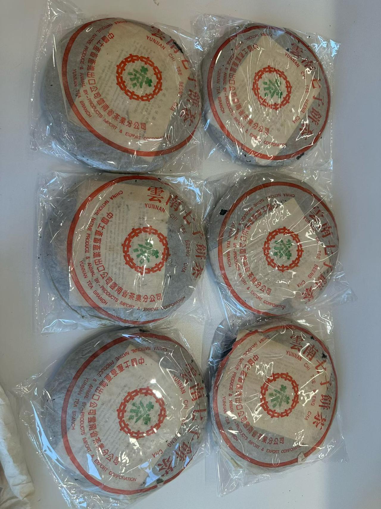 99勐海茶厂7592，简体厂无傣文符号，真好啊，全是厚厚的大饼子，最近特别喜欢这