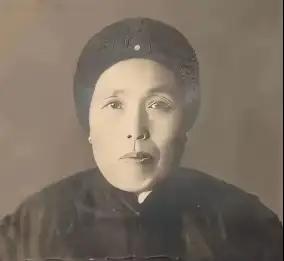 1891年，16岁的张作霖落难乞讨，孙寡妇看中了他，解开衣扣，掏出一块腰牌给他：