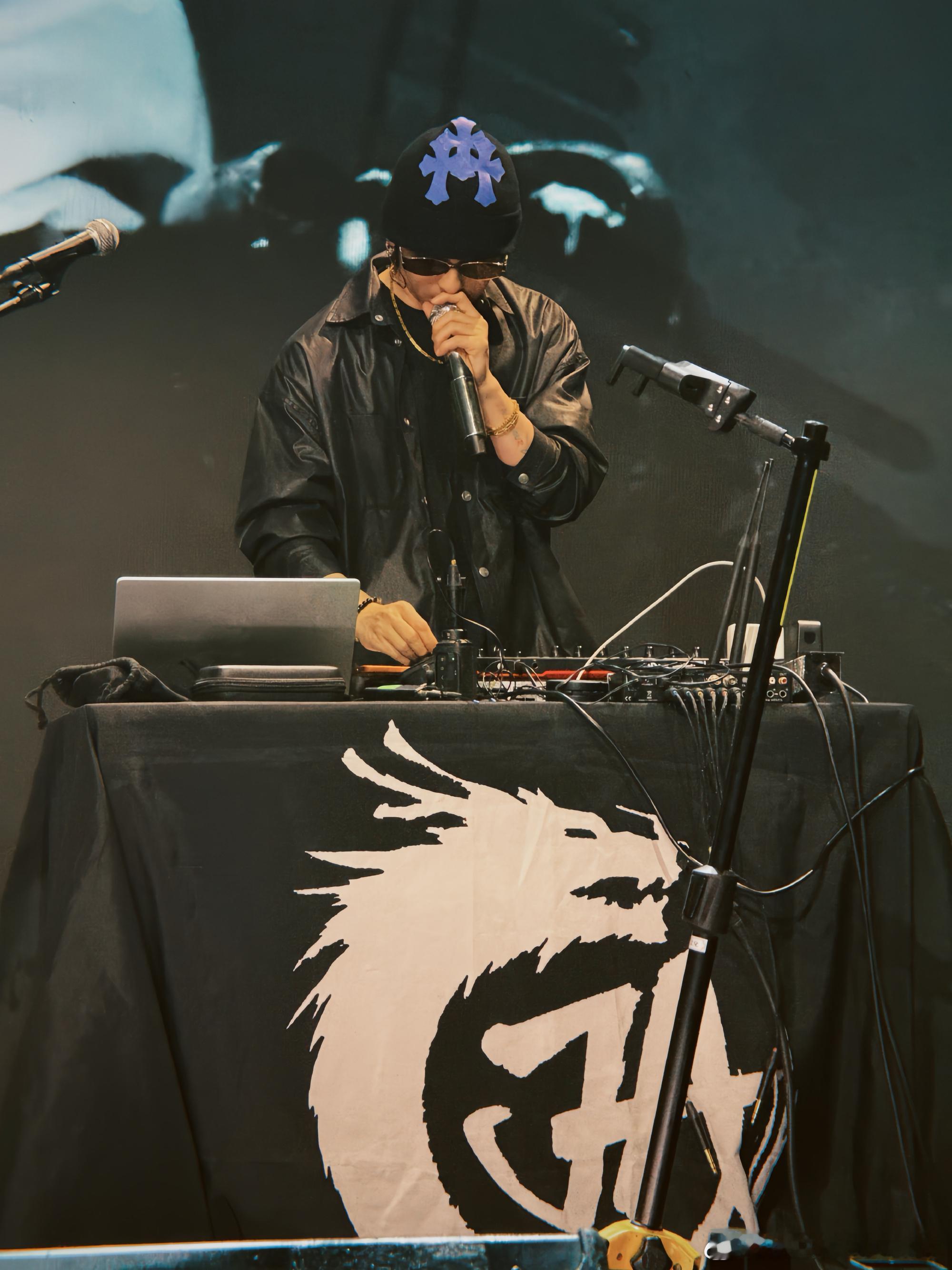 符龙飞直播怼黄牛符龙飞让粉丝别买黄牛票 别人发声明他直接开播，别人说抵制黄牛他说