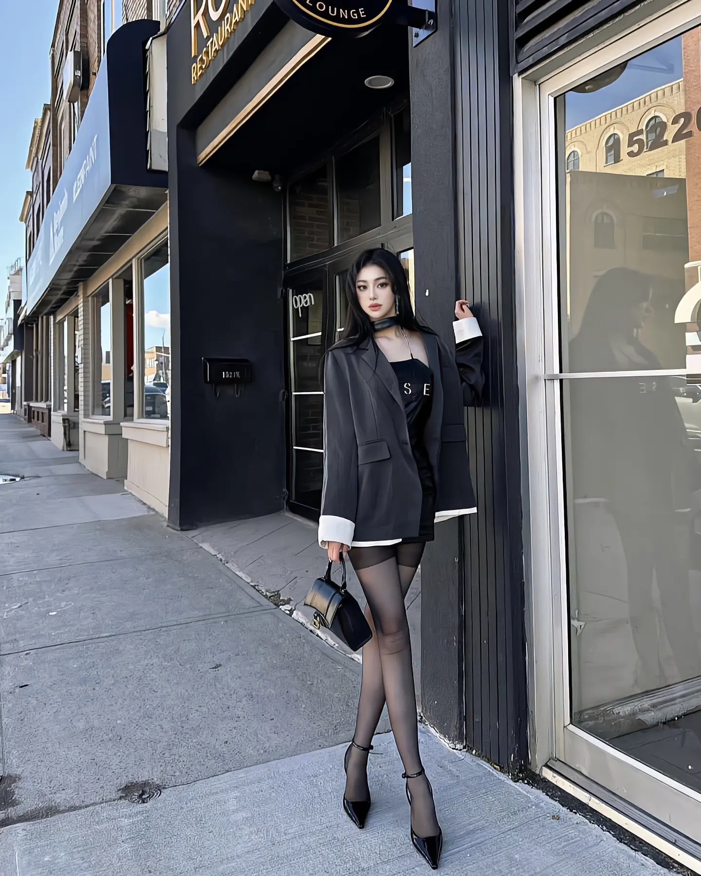 杯中倒满无情酒 眼里在无意中人 深情从来都是被辜负 只有薄情被思念