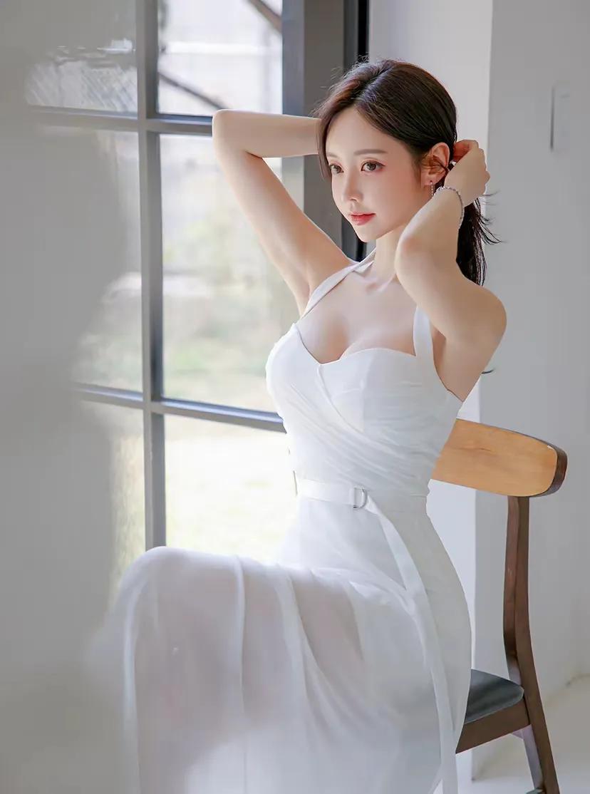 孙允珠:
身着一袭白色吊带连衣裙亮相，简约裙摆勾勒出曼妙曲线，吊带设计不经意间流