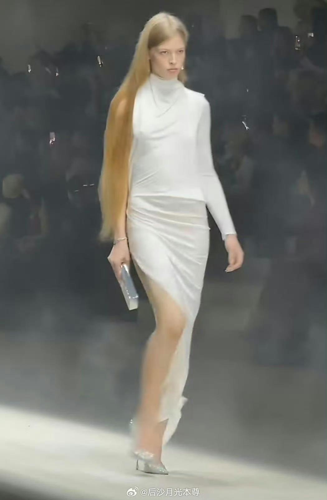 世界首富马斯克的长子，也是长女薇薇安，这是要和他/她爹干到底，故意在全世界出他/