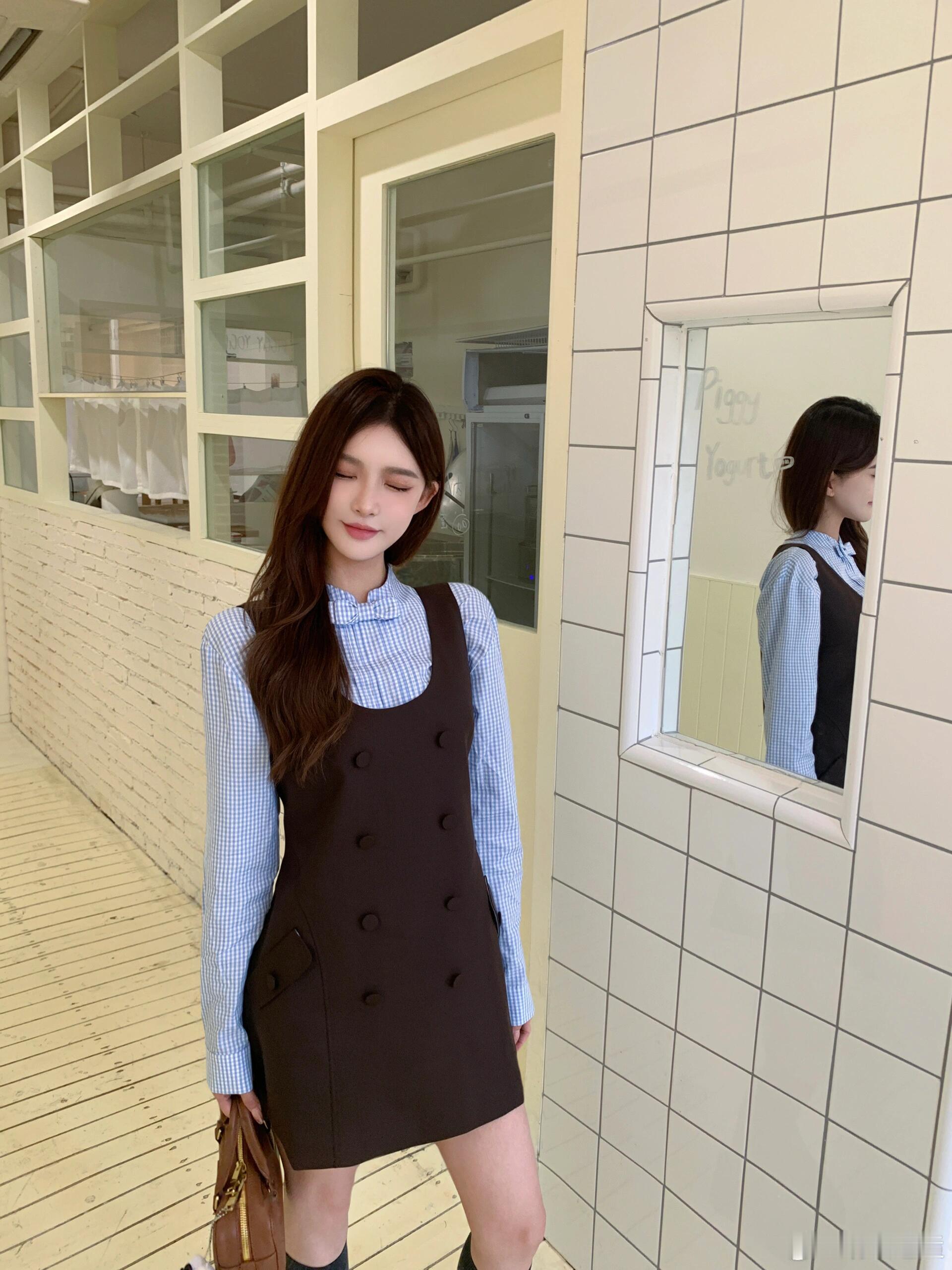 🎀学院风甜妹来袭！减龄穿搭秘籍大公开💖👕蓝白格纹衬衫蓝白格纹衬衫简直是学院