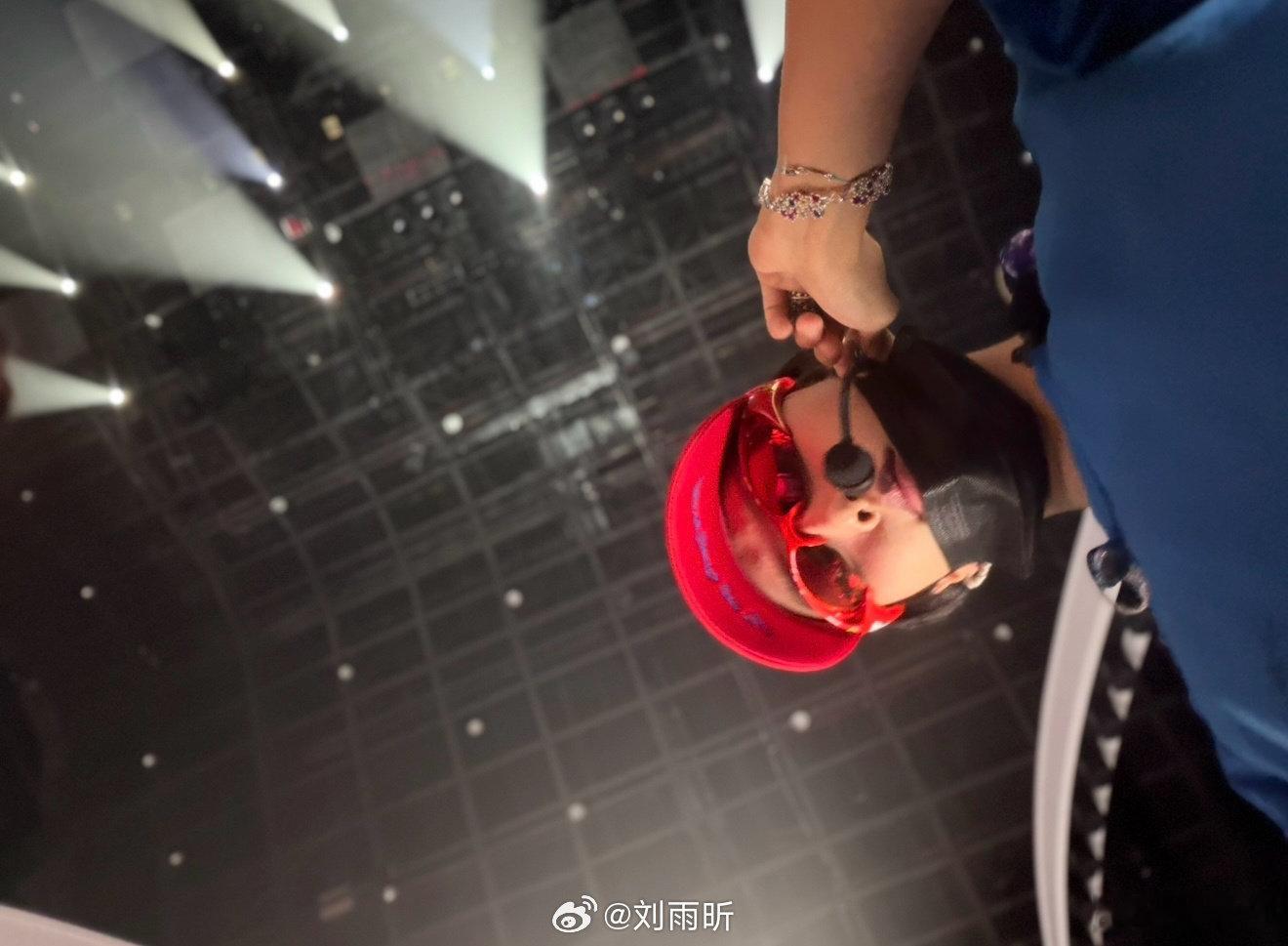 刘雨昕发了浪姐舞台练习室刘雨昕浪姐misslady舞蹈室版刘雨昕全新练习室物料速