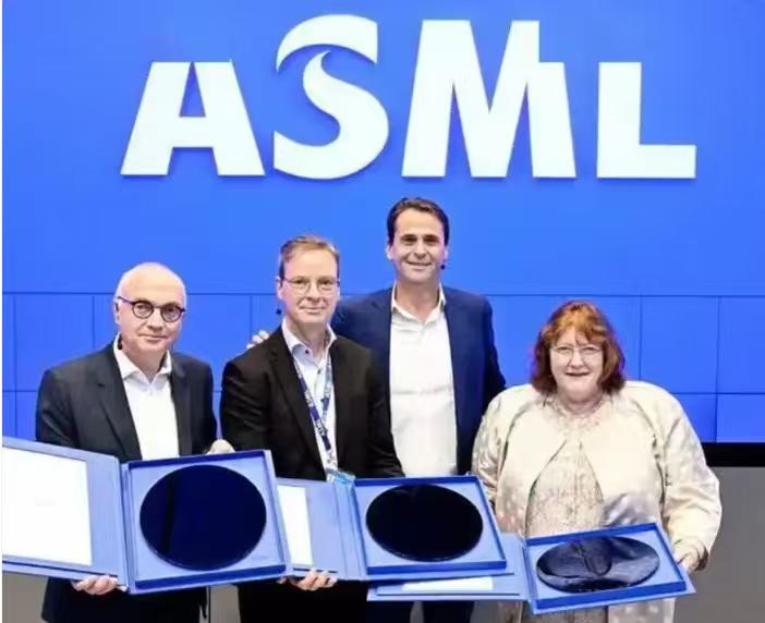 快讯！​
荷兰又动光刻机筹码​
​
荷兰突然释放关键信号：手握光刻机核心环节，阿