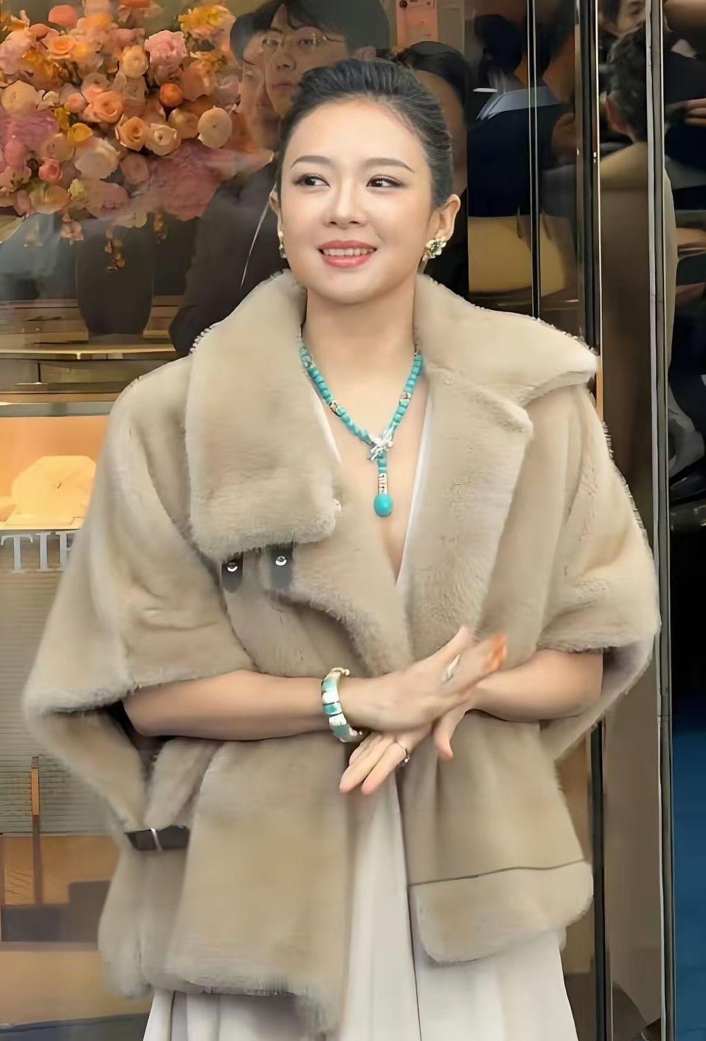 谁还个能认得出
增肥后的章子怡