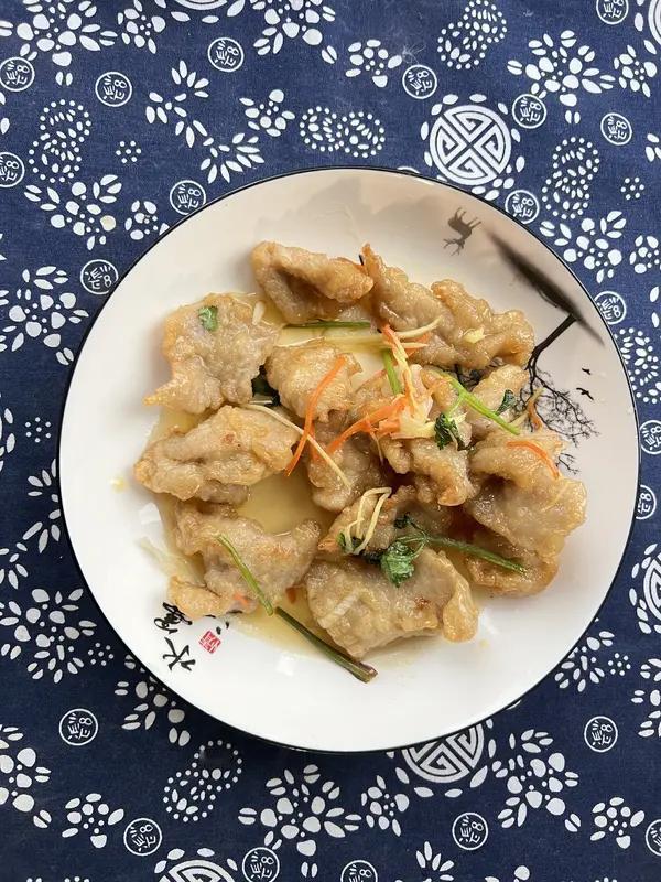 要说东北菜哪个最好吃，这可太难选了！锅包肉必须拥有姓名，它可是东北菜的“门面担当