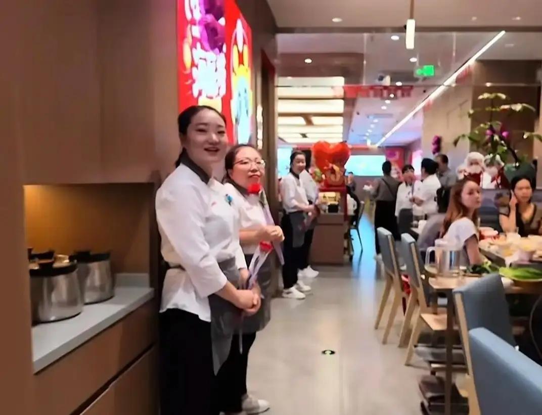 太清醒了！新人花2.4万请305人吃海底捞办婚礼，狠狠点醒爱攀比的年轻人
如今，