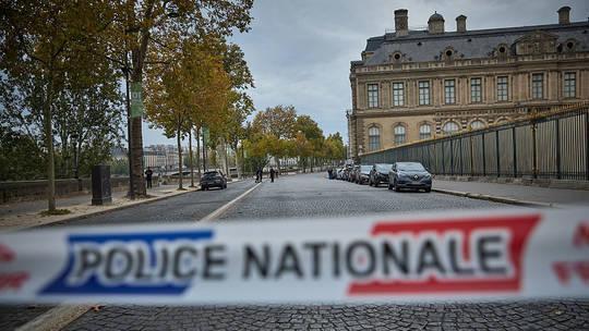 《每日电讯报》于周六发布报道称，据接近卢浮宫博物馆抢劫案调查的消息人士透露，负责