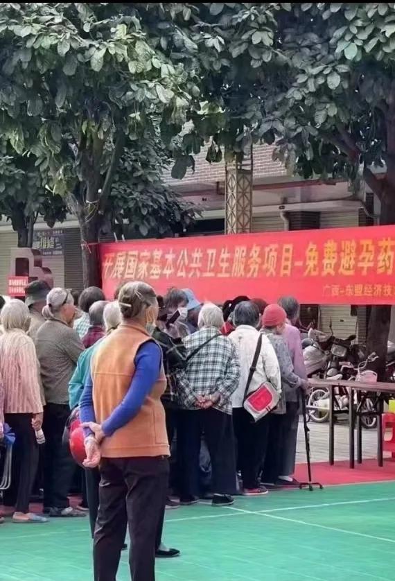 免费的，就是最好的，一定要拿，排队拿更有成就感。[看]