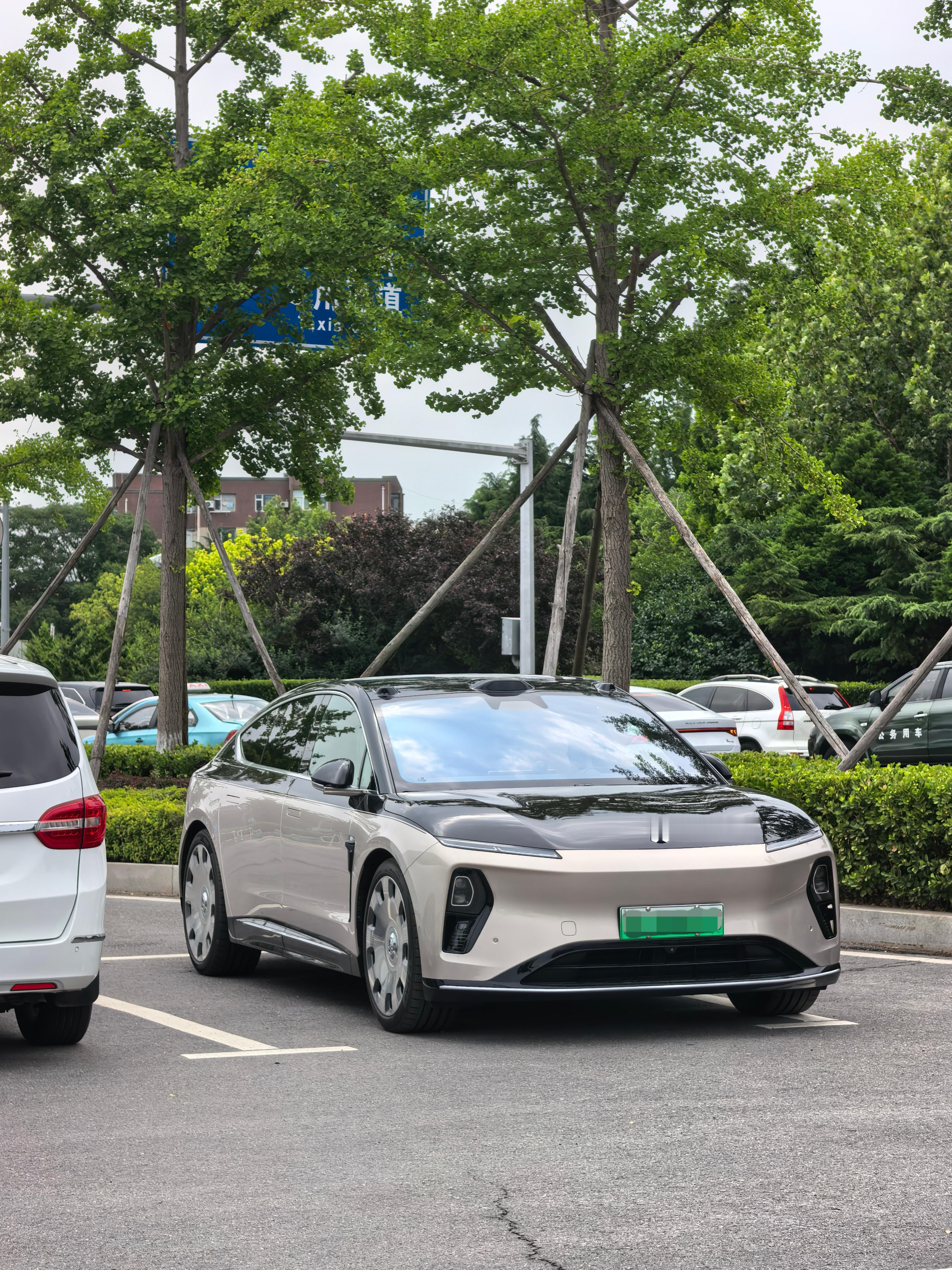 开蔚来去试驾一款蔚来这款蔚来是最熟悉的陌生人看上去一样，其实又不一样你们能猜到什