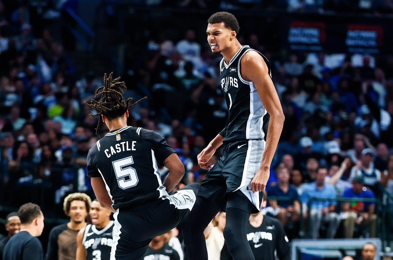 文班亚马：一个追身三分、一个盖帽、一个运球三分杀死比赛，中锋这么打，还怎么防？