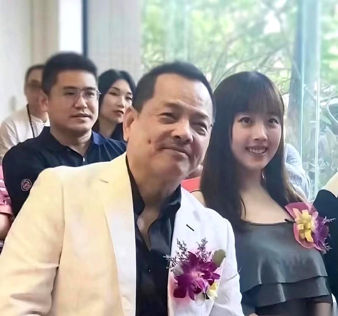 71岁的崩牙驹跑到老挝摆大寿了。
这不震撼。
震撼的是，当年那个在澳门呼风唤雨的