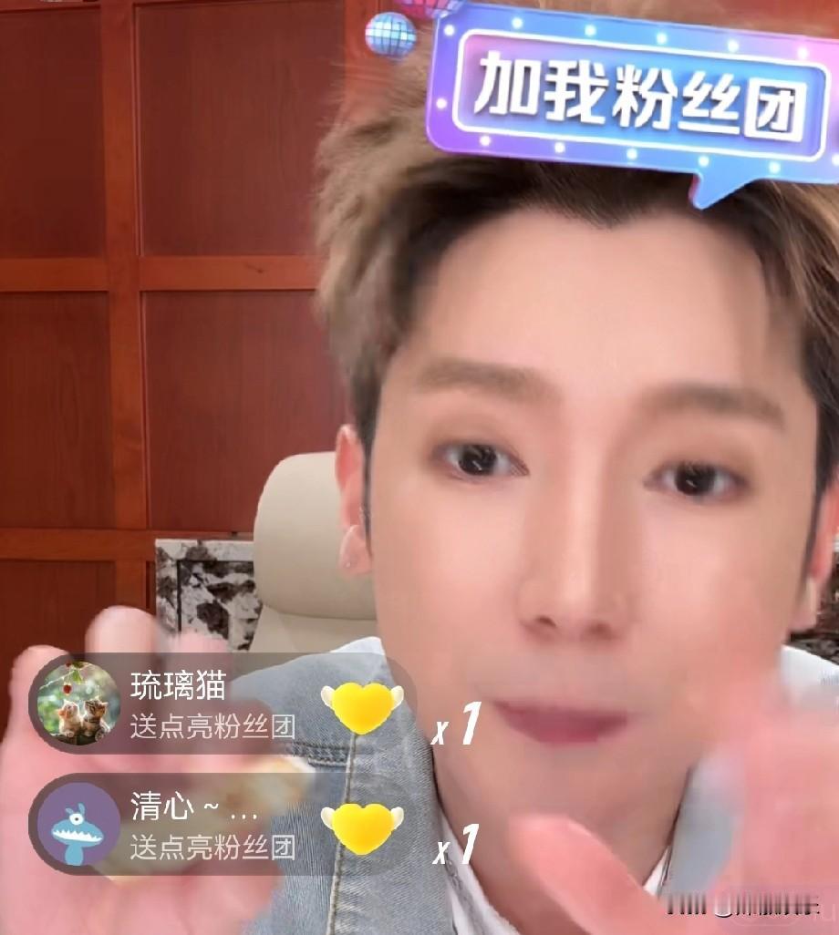 湛蓝团队的乐乐的带货功底也还真不输肖肖，当然各有各的特点。马筱梅去厕所的空档乐乐