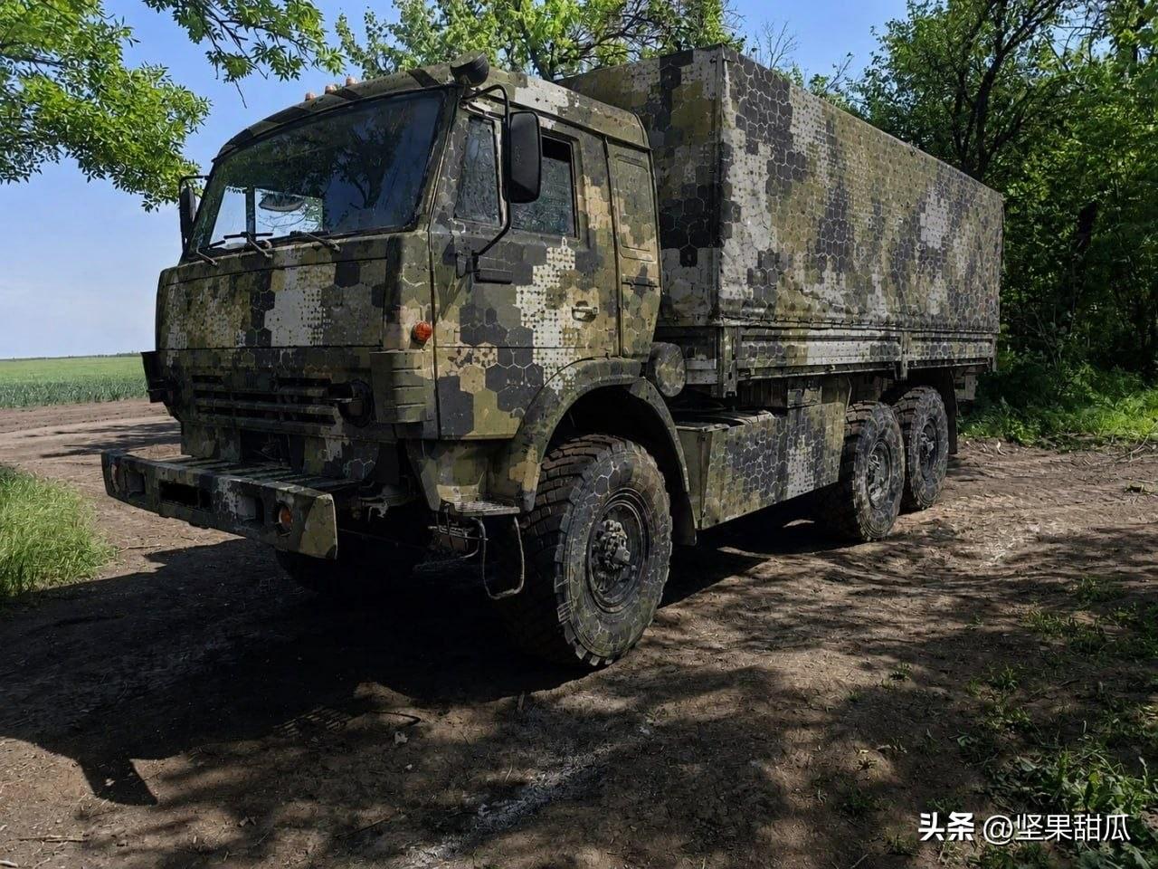俄军又公布一批伪装的卡车，用以对抗乌克兰黄蜂智能无人机。对后方的打击让俄军精力憔