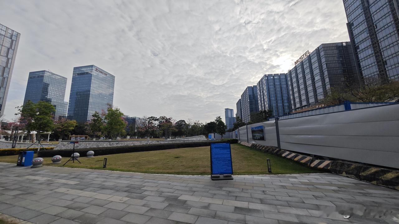 【好消息！绿轴公园重开了】围蔽搞水管大半边的绿轴公园终于重新开了，又可以开心的玩